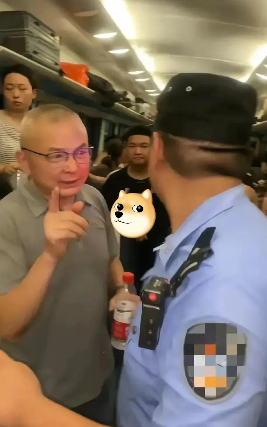 列车故障乘客被困3小时，怒砸车窗质问铁路：我们岂能如猪般受困？-IS充值【0】