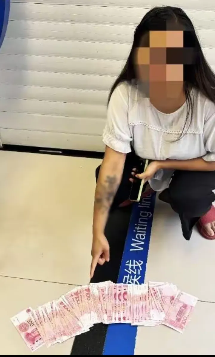 在四川广元，一位女子在陪伴母亲住院期间，趁同病房的马婆婆不备，盗取了她藏在床下的挎包，并将包中的现金存入自己的银行账户-IS充值【0】