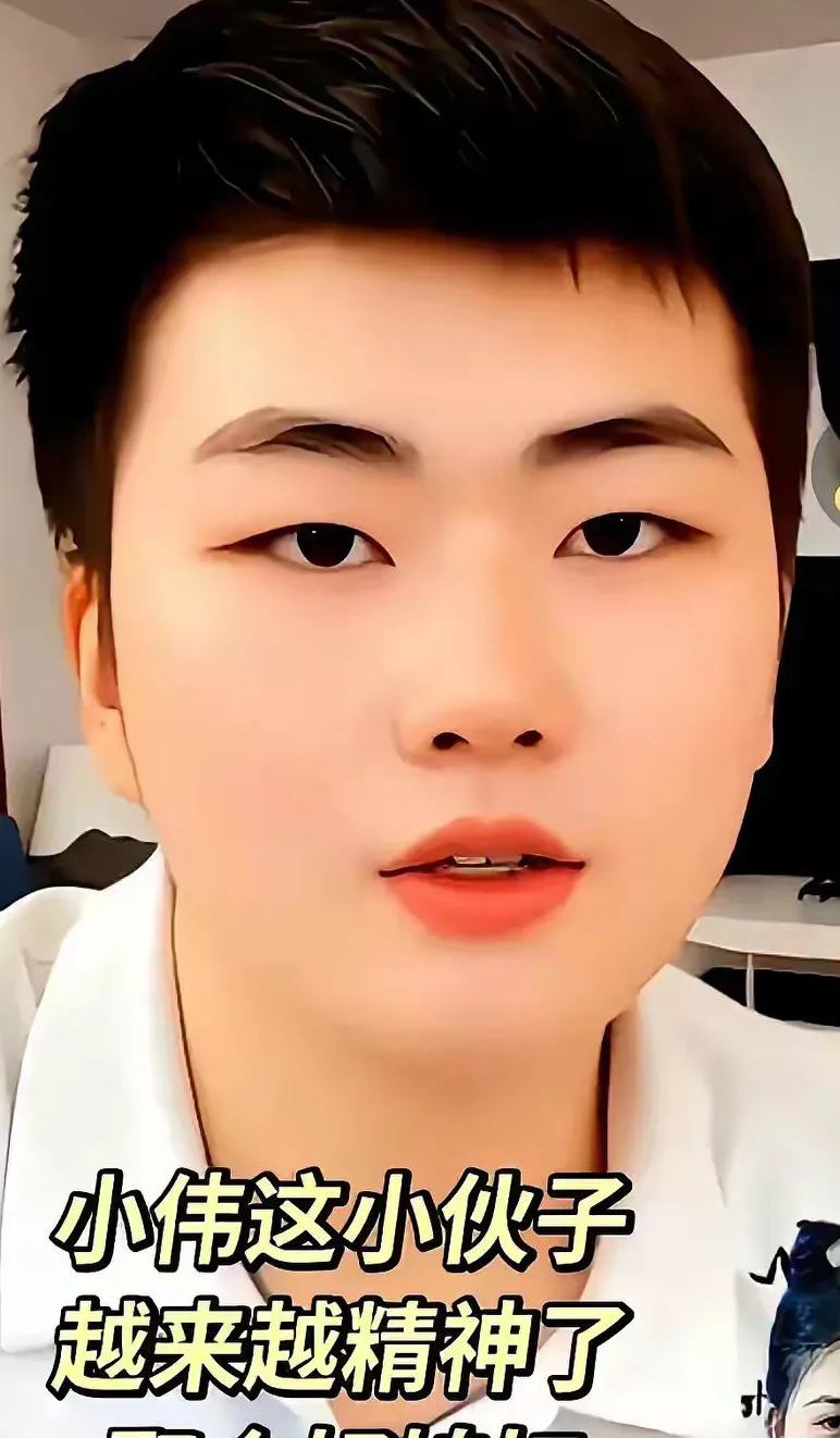 自从小伟与陈亚楠分开后，他仿佛脱胎换骨，直播间中的他讲述故事时从容不迫，面容和善，举止不卑不亢-IS充值【0】